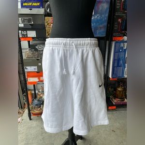 MENS MEDIUM WHITE NIKE SHORTS